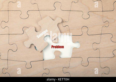 La soluzione del problema del concetto. vista dall'alto il legno con i pezzi del puzzle Foto Stock