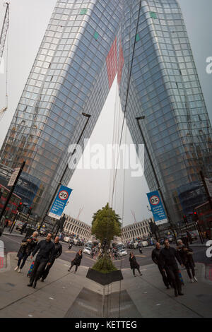 La riflessione simmetrica di quella Blackfriars torre residenziale, il 17 ottobre 2017, a Southwark, Londra, Inghilterra. 1 Blackfriars o uno Blackfriars, è un utilizzo misto di sviluppo alla giunzione di Blackfriars Road e Stamford Street a Bankside, Londra. Lo sviluppo è un 52-storey 170m torre e due piccoli edifici di 6 e 4 piani rispettivamente. Gli usi includono appartamenti residenziali, un hotel e negozi al dettaglio. Foto Stock
