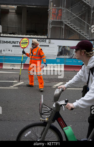 Un Sikh indossa il suo turbante tradizionale come egli si ferma il traffico su Oxford Street, il 19 ottobre 2017, a Londra, in Inghilterra. Foto Stock