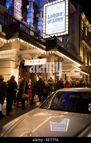 Teatro-frequentatori al di fuori il Noel Coward Theatre di San Martin's Lane coda per vedere il lavoro di amore, una commedia politico da James Graham e interpretato da Martin Freeman e Tamsin Greig, il 16 ottobre 2017, a Londra, in Inghilterra. Foto Stock