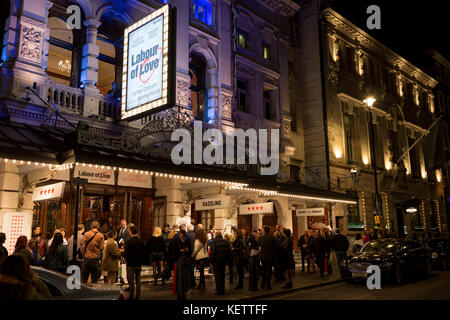 Teatro-frequentatori al di fuori il Noel Coward Theatre di San Martin's Lane coda per vedere il lavoro di amore, una commedia politico da James Graham e interpretato da Martin Freeman e Tamsin Greig, il 16 ottobre 2017, a Londra, in Inghilterra. Foto Stock