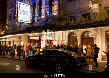 Teatro-frequentatori al di fuori il Noel Coward Theatre di San Martin's Lane coda per vedere il lavoro di amore, una commedia politico da James Graham e interpretato da Martin Freeman e Tamsin Greig, il 16 ottobre 2017, a Londra, in Inghilterra. Foto Stock