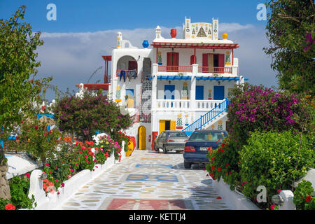 Small design colorato hotel a Ano Mera, Mykonos, Grecia Foto Stock