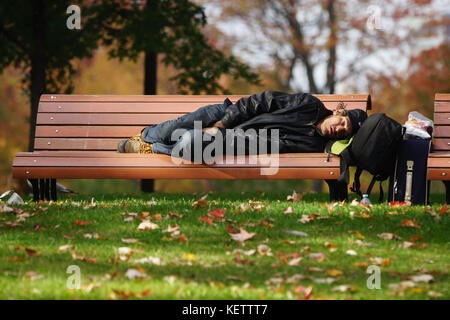 Montreal, Canada, 22 Ottobre,2017.senzatetto di dormire su una panchina nel parco in Montreal Downtown core.credit:mario beauregard/alamy live news Foto Stock