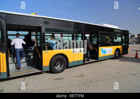 Trasferimento in autobus all'aeroporto di Lisbona, Portogallo Foto Stock