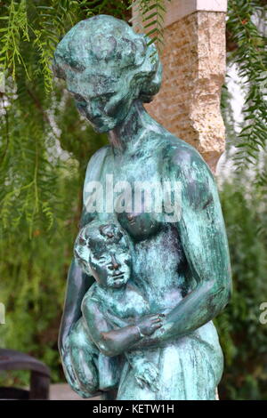 La scultura in bronzo di una donna con un bambino da pedro anjos teixeirain la città di Sintra, Portogallo Foto Stock