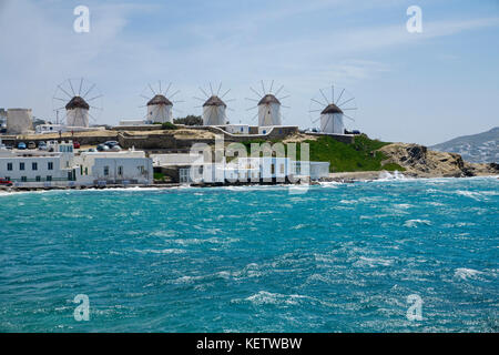 Vista dalla piccola Venezia ai famosi mulini a vento di Mykonos-town, Mykonos, Grecia Foto Stock