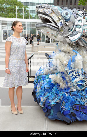 NEW YORK, STATI UNITI - 08 GIUGNO: Una scultura di balene, realizzata con rifiuti di plastica e traina quelli prelevati dagli oceani e dai mari, viene esposta da 'Washed Ashore' di fronte alla sede delle Nazioni Unite (ONU) a New York, NY, Stati Uniti, l'8 giugno 2017 durante la 'Conferenza Oceano' dell'ONU. Una coda di balena alta 9 piedi, un salmone lungo 6 piedi e un cavalluccio marino alto 10 piedi, tutti fatti di spazzatura, sono esposti all'ingresso della sede delle Nazioni Unite a New York Persone: Victoria, Principessa della Corona di Svezia trasmissione Ref: MNC1 Hoo-Me.com / MediaPunch Foto Stock