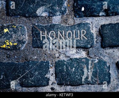 Onore in pietra scolpita nella pavimentazione della frontiera scozzese città di Kelso Foto Stock