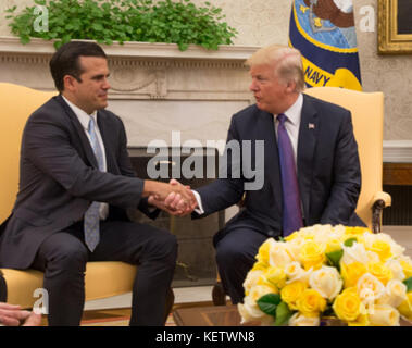 Washington, DC - 19 OTTOBRE: Il vice presidente Mike Pence partecipa all'incontro con il presidente Donald J. Trump e il governatore di Puerto Rico Ricardo Rossello nell'Ufficio ovale, giovedì 19 ottobre 2017, presso la Casa Bianca di Washington, D.C. Per discutere il sollievo in corso e ricostruire gli sforzi per Puerto Rico dopo Hurricanes Irma e Maria People :Donald Trump, Mike Pence, Donald J. Trump e Puerto Rico Governatore Ricardo Rossello trasmissione Ref: MNC Hoo-Me.com / MediaPunch Foto Stock