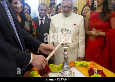 Washington, DC -17 OTTOBRE: Il presidente Donald J. Trump, Unito dall'ambasciatore delle Nazioni Unite degli Stati Uniti Nikki Haley, secondo da sinistra, partecipa all'illuminazione cerimoniale di Diwali del Diya nell'Ufficio ovale alla Casa Bianca, martedì 17 ottobre 2017, a Washington, D.C. Diwali è il festival di cinque giorni delle luci, La vacanza più grande e più importante dell’India, celebrata da milioni di indù, sikh e Jains in tutto il mondo. Il festival, che coincide con il nuovo anno indù, celebra i nuovi inizi e il trionfo del bene sul male e sulla luce sulle tenebre: Donald Trump, a cui ha aderito Vice Foto Stock