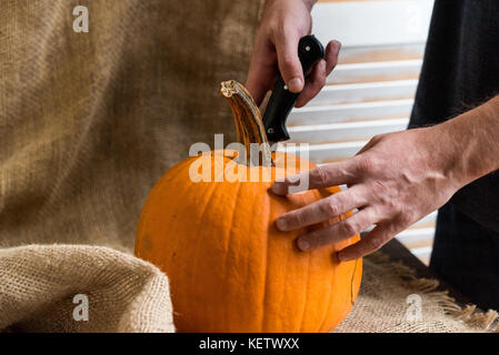 Mani maschio carving zucca Foto Stock