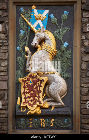 Centro storico di Edimburgo, Scozia, Palazzo di Holyroodhouse, Holyrood Palace stone carving unicorn pannello araldico Re James V Foto Stock