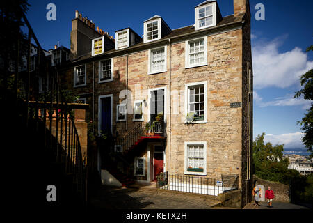 Edimburgo, Scozia, pietra costruito case a schiera appena fuori Canongate il Royal Mile, su Ramsay garden Foto Stock