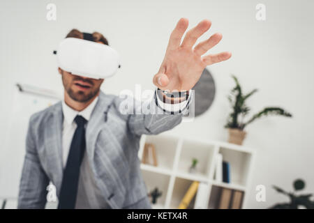 Imprenditore in vr auricolare Foto Stock