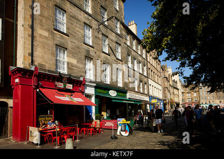 Centro storico di Edimburgo, Scozia Grassmarket storicamente un luogo di mercato ora un ringiovanimento e gentrification turistica popolare pub e ristoranti Foto Stock