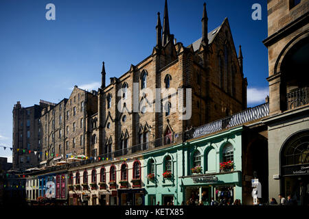 Centro storico di Edimburgo, Scozia Grassmarket ciottoli prua ovest che conduce fino a Victoria Street foderato con eleganti negozi indipendenti con Victoria Terrace abov Foto Stock