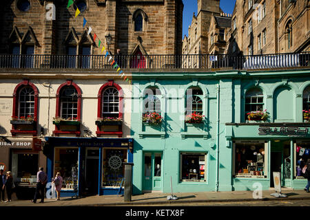 Centro storico di Edimburgo, Scozia Grassmarket ciottoli prua ovest che conduce fino a Victoria Street foderato con eleganti negozi indipendenti con Victoria Terrace abov Foto Stock