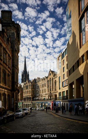 Centro storico di Edimburgo, Scozia Grassmarket acciottolate Victoria Street foderato con eleganti negozi indipendenti con Victoria terrazza sopra guardando in giù a ovest Foto Stock