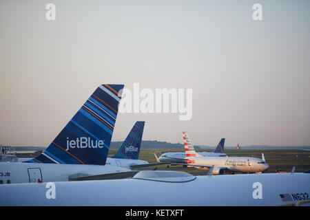 Boston Massachusetts New England America del nord Stati uniti d'America , Jet Blue e American Airlines presso l'Aeroporto Internazionale Logan terminale c Foto Stock