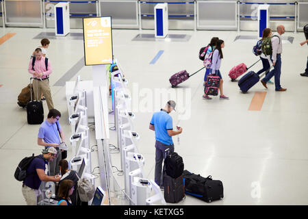 Boston Massachusetts New England America del nord Stati uniti d'America , Jet Blue self check-in i morsetti a Logan International Airport Terminal C Foto Stock