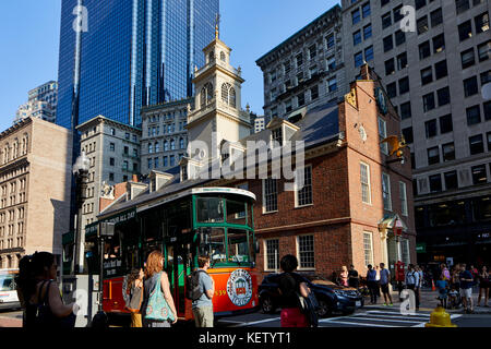 Boston Massachusetts New England America del Nord STATI UNITI D'AMERICA, landmark Old State House, il museo e la stazione della metropolitana sulla strada statale Foto Stock