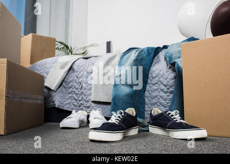 Un abbigliamento informale sul letto Foto Stock