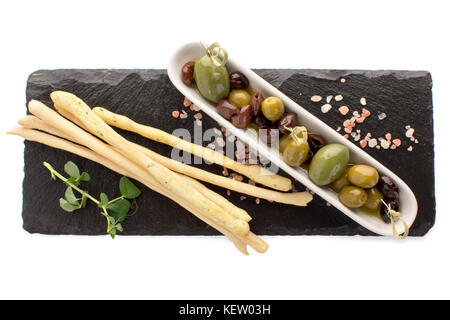 Vista dall'alto di spuntini freschi sulla piastra di ardesia isolato Foto Stock