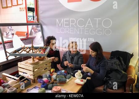 Milano (Italia), quartiere Giambellino, il mercato comunale ristrutturato come un incontro e di un luogo di aggregazione e non solo per il commercio, parte di un piano globale progettato dallo studio dell'architetto Renzo Piano per la riqualificazione del quartiere. Foto Stock