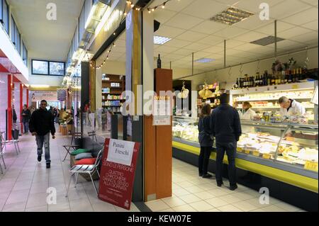 Milano (Italia), quartiere Giambellino, il mercato comunale ristrutturato come un incontro e di un luogo di aggregazione e non solo per il commercio, parte di un piano globale progettato dallo studio dell'architetto Renzo Piano per la riqualificazione del quartiere. Foto Stock