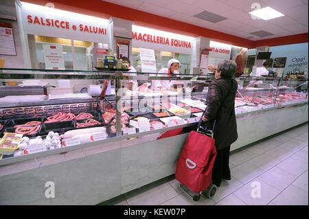 Milano (Italia), quartiere Giambellino, il mercato comunale ristrutturato come un incontro e di un luogo di aggregazione e non solo per il commercio, parte di un piano globale progettato dallo studio dell'architetto Renzo Piano per la riqualificazione del quartiere. Foto Stock