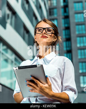 Imprenditrice utilizzare un tablet pc Foto Stock