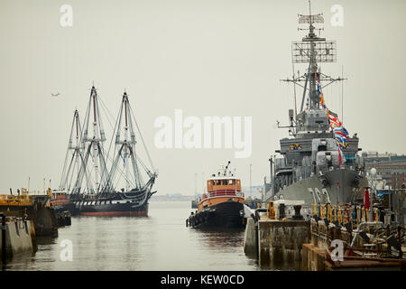 Boston Massachusetts New England America del Nord STATI UNITI D'AMERICA, Navy Yard landmarks USS DD-793 e tre-masted fregata pesante più antica Costituzione commissionato na Foto Stock