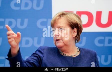 Berlino, Germania. 23 ottobre 2017. La cancelliera tedesca Angela Merkel partecipa ad una riunione del comitato del suo partito alla Konrad Adenauer House di Berlino, in Germania, il 23 ottobre 2017. Crediti: Kay Nietfeld/dpa/Alamy Live News Foto Stock