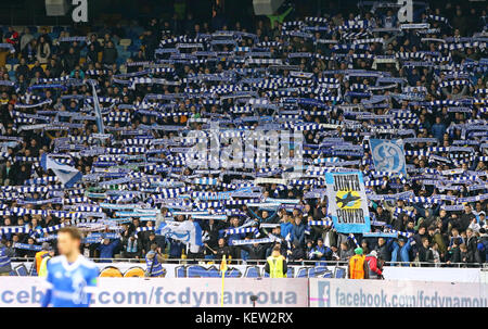 Kiev, Ucraina. 22nd ottobre 2017. I tifosi del FC Dynamo Kyiv mostrano il loro sostegno durante la partita della Premier League Ucraina contro Shakhtar Donetsk allo stadio olimpico della NSC a Kyiv, Ucraina. Credit: Oleksandr Prykhodko/Alamy Live News Foto Stock