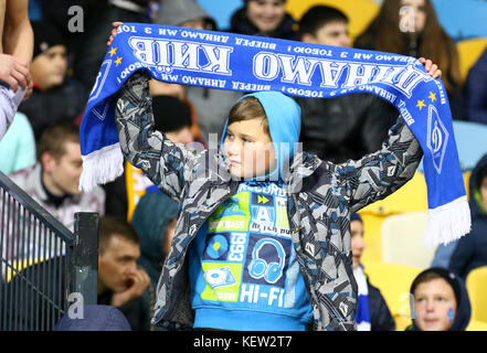 Kiev, Ucraina. 22nd ottobre 2017. Il giovane sostenitore del FC Dynamo Kyiv mostra il suo sostegno durante il gioco della Premier League Ucraina contro Shakhtar Donetsk allo stadio olimpico NSC di Kiev, Ucraina. Credit: Oleksandr Prykhodko/Alamy Live News Foto Stock