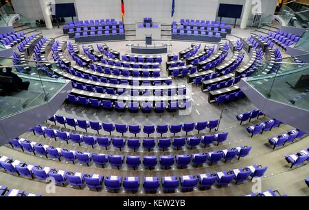 Berlino, Germania. 23 ottobre 2017. L'immagine mostra la sala plenaria del parlamento tedesco prima dell'incontro inaugurale con i partiti che hanno aderito di recente al parlamento, AfD e FDP. Crediti: Kay Nietfeld/dpa/Alamy Live News Foto Stock