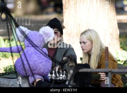 Emma Stone, in location a Washington Square Park per la serie TV MANIAC Out and About for Celebrity Candds - VEN, New York, NY 20 ottobre 2017. Foto di: Derek Storm/Everett Collection Foto Stock