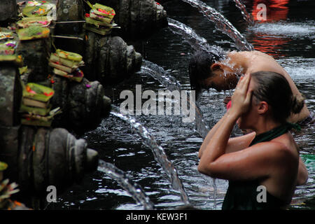 Bali, Indonesia. 23 Ott, 2017. pura Tirta Empul, Tampak Siring bali-ummah hindu bali pregando nel tempio santo di Tirta Empul, tampaksiring gianyar regency bali indonesia lunedì 23 ottobre, 2017. Nel tempio vi è una primavera sacra ritenuti efficaci per l'auto-pulizia così come una cura per tutte le malattie . Ogni giorno molti indù e turisti provenienti da diversi paesi utilizzano la Primavera sacra. Foto Stock