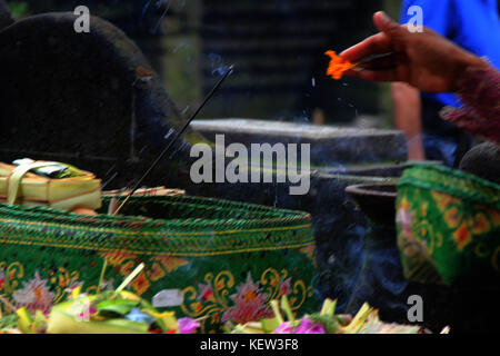 Bali, Indonesia. 23 Ott, 2017. pura Tirta Empul, Tampak Siring bali-ummah hindu bali pregando nel tempio santo di Tirta Empul, tampaksiring gianyar regency bali indonesia lunedì 23 ottobre, 2017. Nel tempio vi è una primavera sacra ritenuti efficaci per l'auto-pulizia così come una cura per tutte le malattie . Ogni giorno molti indù e turisti provenienti da diversi paesi utilizzano la Primavera sacra. Foto Stock