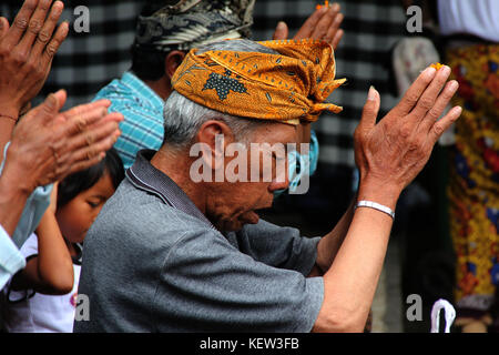 Bali, Indonesia. 23 Ott, 2017. pura Tirta Empul, Tampak Siring bali-ummah hindu bali pregando nel tempio santo di Tirta Empul, tampaksiring gianyar regency bali indonesia lunedì 23 ottobre, 2017. Nel tempio vi è una primavera sacra ritenuti efficaci per l'auto-pulizia così come una cura per tutte le malattie . Ogni giorno molti indù e turisti provenienti da diversi paesi utilizzano la Primavera sacra. Foto Stock