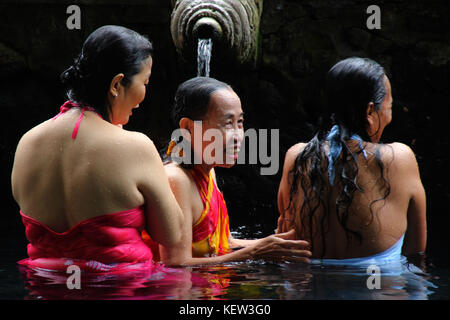 Bali, Indonesia. 23 Ott, 2017. pura Tirta Empul, Tampak Siring bali-ummah hindu bali pregando nel tempio santo di Tirta Empul, tampaksiring gianyar regency bali indonesia lunedì 23 ottobre, 2017. Nel tempio vi è una primavera sacra ritenuti efficaci per l'auto-pulizia così come una cura per tutte le malattie . Ogni giorno molti indù e turisti provenienti da diversi paesi utilizzano la Primavera sacra. Foto Stock