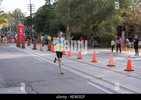 Toronto, Canada. 22 ottobre 2017. Il maratoneta canadese David Freake supera il punto di svolta di 33 km alla Scotiabank Toronto Waterfront Marathon del 2017. Raggiunge il ventiquattresimo posto in gara. Crediti: YL Images/Alamy Live News Foto Stock