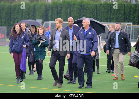 Preston, Regno Unito. 23 Ott 2017. Prince Harry ha visitato la University of Central Lancashire's Sports Arena (UCLan) dove ha visto il Sir Tom Finney Soccer Development Center e il Lancashire Bombers sedia a rotelle Basketball Club - due organizzazioni della comunità che utilizzano il potere dello sport come mezzo per lo sviluppo sociale e l'inclusione. Durante la visita, la sua altezza reale incontrerà un gruppo diversificato di persone di tutte le età e abilità che partecipano a sessioni di formazione e campionati locali insieme, con l'obiettivo di costruire nuove e uniche amicizie. Credit: Paul Meling/Alamy Live News Foto Stock