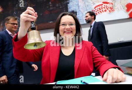 Berlino, Germania. 23 ottobre 2017. La presidente del gruppo parlamentare SPD Andrea Nahles suona il campanello alla riunione del gruppo parlamentare dell'SPD a Berlino, in Germania, il 23 ottobre 2017. Crediti: Kay Nietfeld/dpa/Alamy Live News Foto Stock