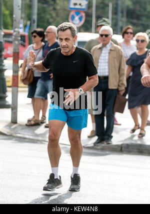 Atene, Grecia. 23 Ott, 2017. ex presidente francese Nicolas Sarkozy è fare jogging nel centro di Atene, Grecia, 23 ottobre 2017. Sarkozy accompagnato da sua moglie Carla bruni, che ha cominciato ad Atene in un tour mondiale per promuovere il suo nuovo album "French Touch". ©elias verdi/alamy live news Foto Stock