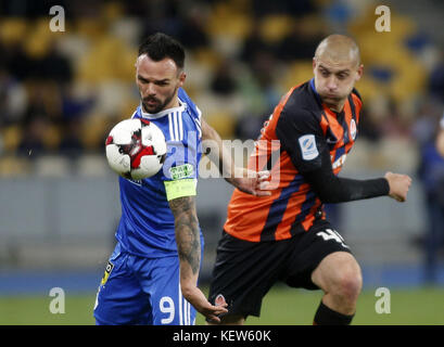 Calcio. 22 ottobre 2017. Partita 13 della Premier League Ucraina - Dinamo Kiev vs Shakhtar Donetsk - NSC Olimpiyskyi, Kiev, Ucraina - 22 ottobre 2017. Dynamo Kievs Mikola Morozyuk in azione con Shakhtar Donetsk Jaroslav Rakitsky. Crediti: Anatolii Stepanov/ZUMA Wire/Alamy Live News Foto Stock