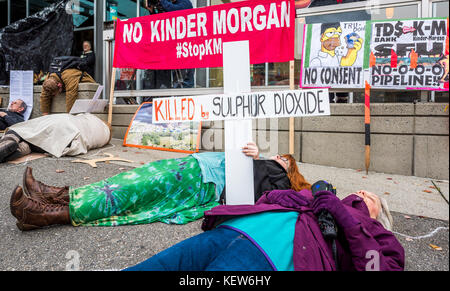 Burnaby, Canada. 23 Ott, 2017. Kinder Morgan Die-in, al di fuori della pubblica sicurezza Canada office, Burnaby, British Columbia, Canada Credit: Michael Wheatley/Alamy Live News Foto Stock