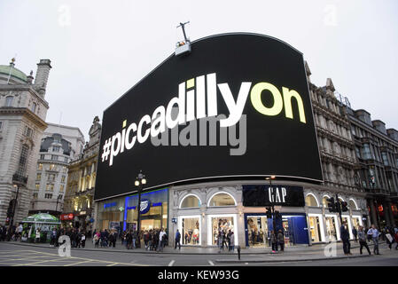 Londra, Regno Unito. 23 ottobre 2017. Le iconiche luci di Piccadilly Circus si accendono quasi. Crediti: ZUMA Press, Inc./Alamy Live News Foto Stock