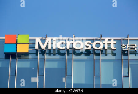 Microsoft, 23 ottobre 2017 : il logo aziendale di Microsoft è visibile nell'edificio per uffici di Microsoft Korea a Seoul, Corea del Sud. Crediti: Lee Jae-won/AFLO/Alamy Live News Foto Stock